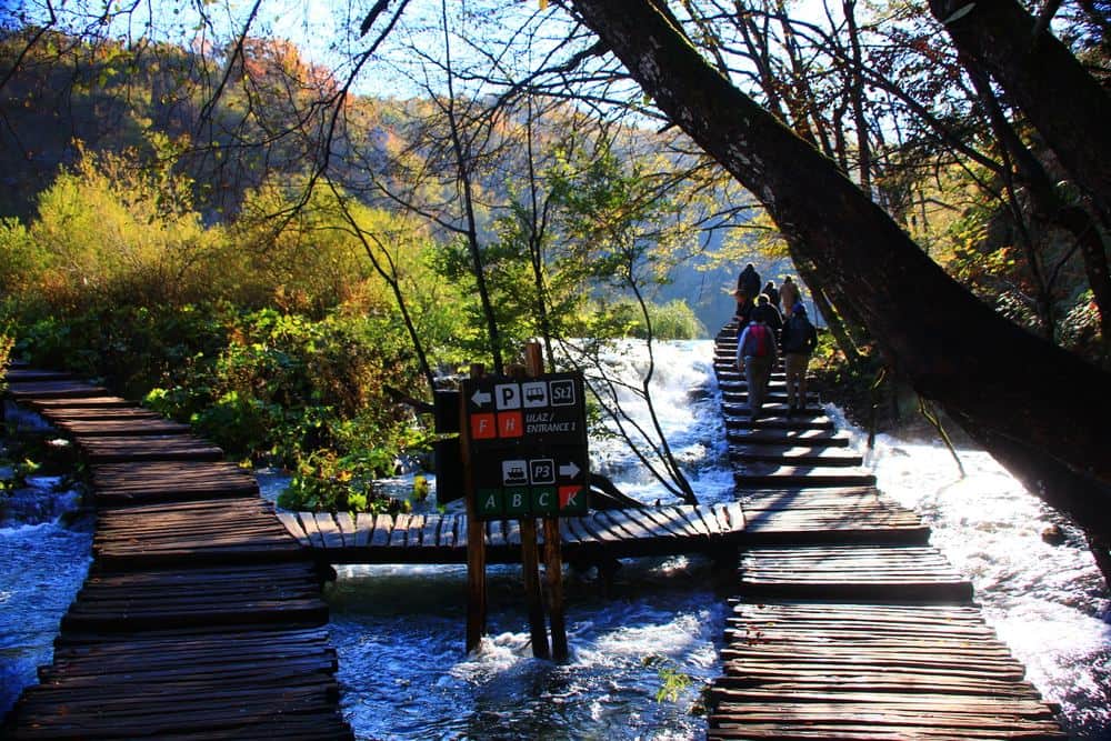 Croatia in October 2026: what changes, from ferry timetables and park prices to the clocks, plus the autumn-holiday dates and the month's festivals