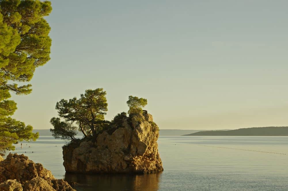Brela: what to see, from Punta Rata and the Brela Stone to the pine promenade, the cold undersea springs, the quiet coves and the old village of Upper Brela