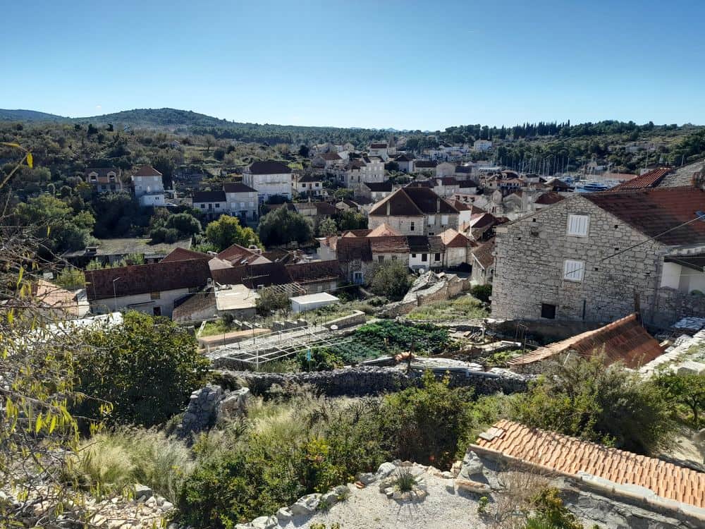 Brač fire, status 13 September 2026: the night the bura drove the flames to Milna, 200 people evacuated by sea, and two new fires