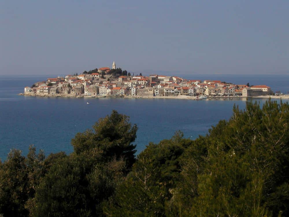 Primošten: what to see, from the walled old town on its islet and St George on top to Raduča beach under the pines, the stone honeycomb of the Babić vineyards and the Loreto lookout