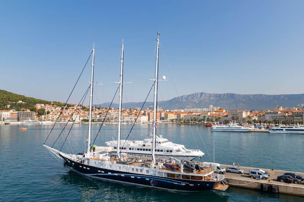 Split to Dubrovnik in 2026: catamaran, bus, car over the Pelješac bridge or flight, with times, prices and which one to choose