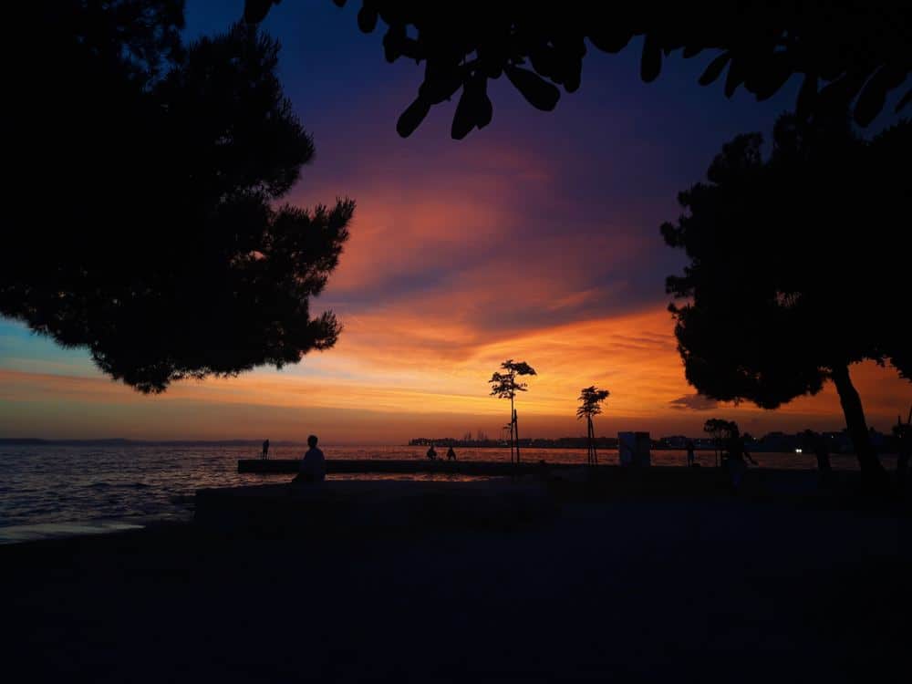 Guida al tramonto di Zara: pietra romana, musica del mare e l ultima ora giusta