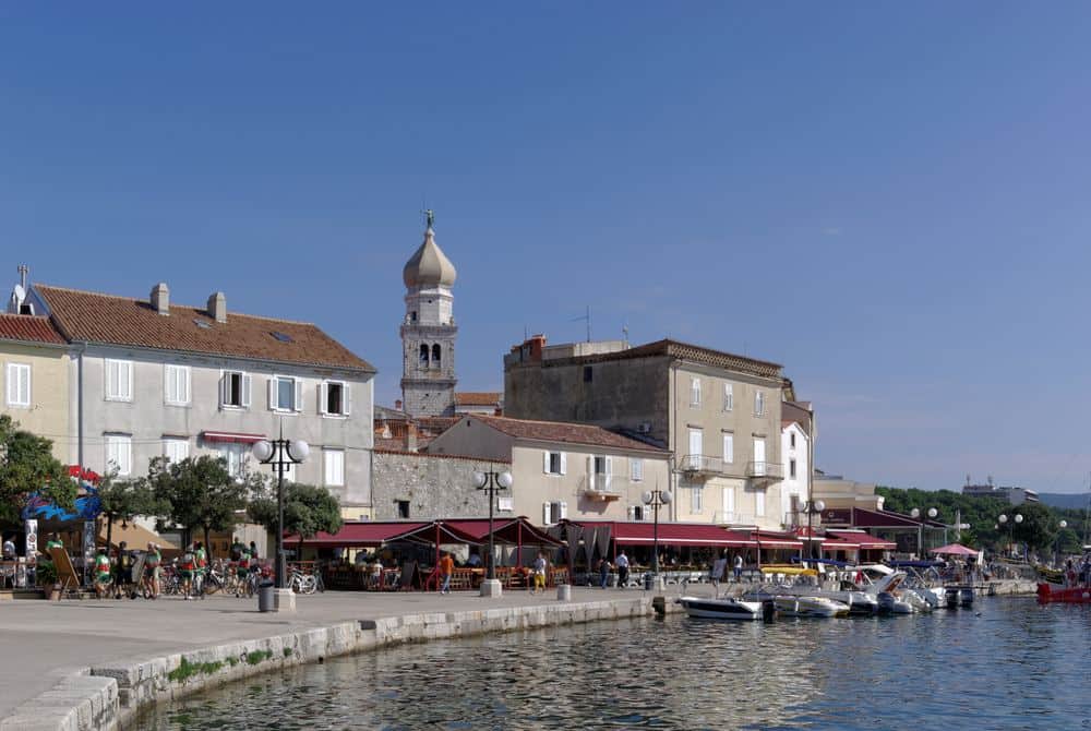 Krk town: what to see, from the cathedral with the angel and the Frankopan castle to the Roman walls, the beaches and Vrbnik on its cliff