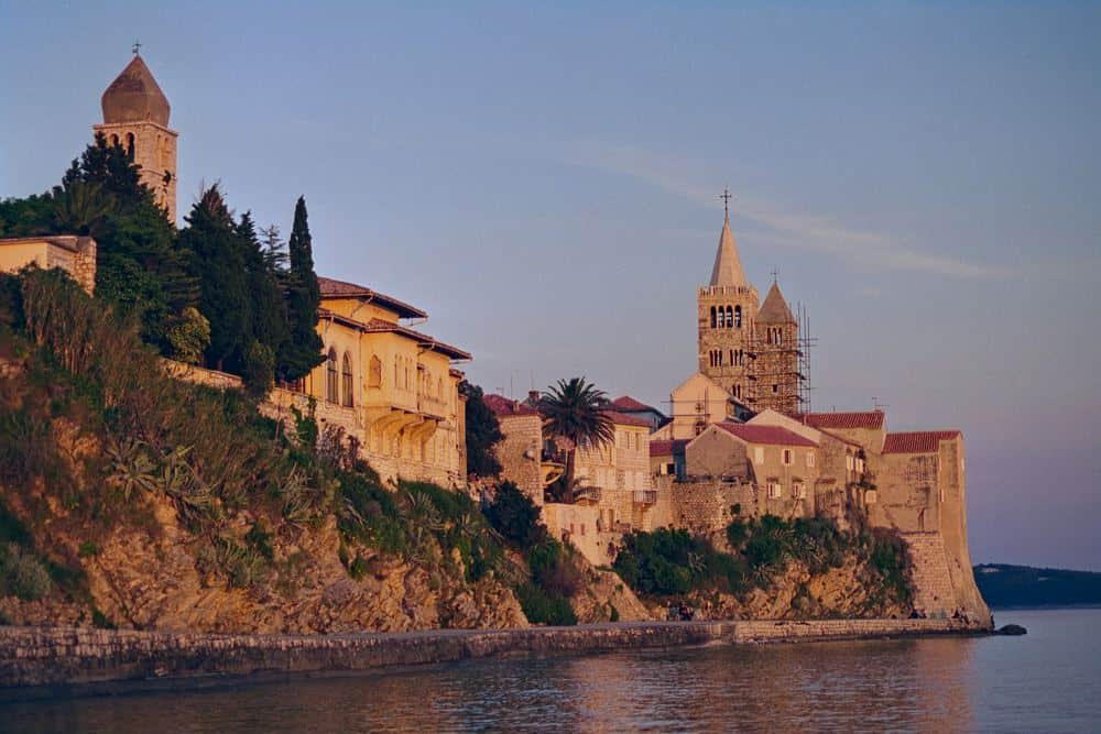 Rab: what to see, from the four bell towers of the old town to the sandy beaches of Lopar, the Kalifront woods and Goli otok