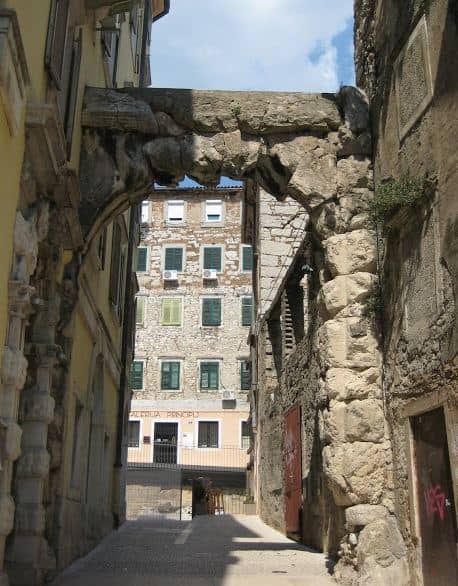 Rijeka old town in an hour: a Roman arch and a round cathedral