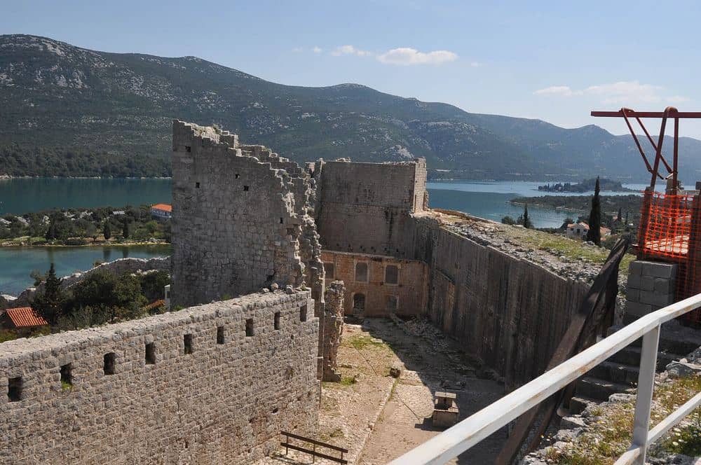 Le mura di Mali Ston sopra la baia dove crescono le ostriche di Ston