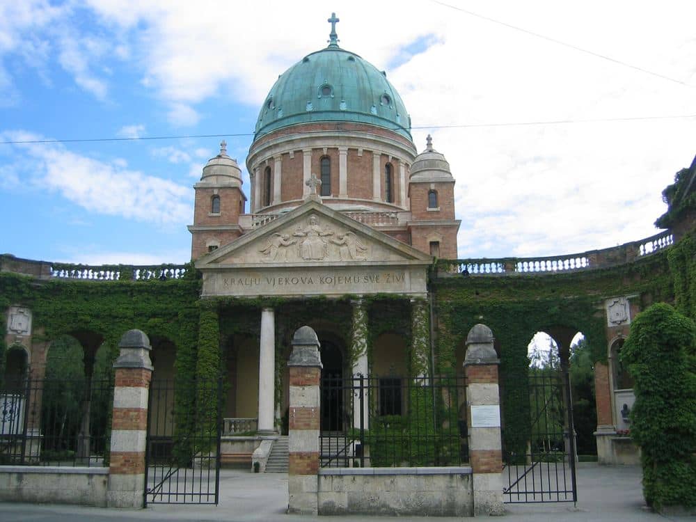 Eingang von Mirogoj mit Arkaden und der Kuppel der Kirche Christus König