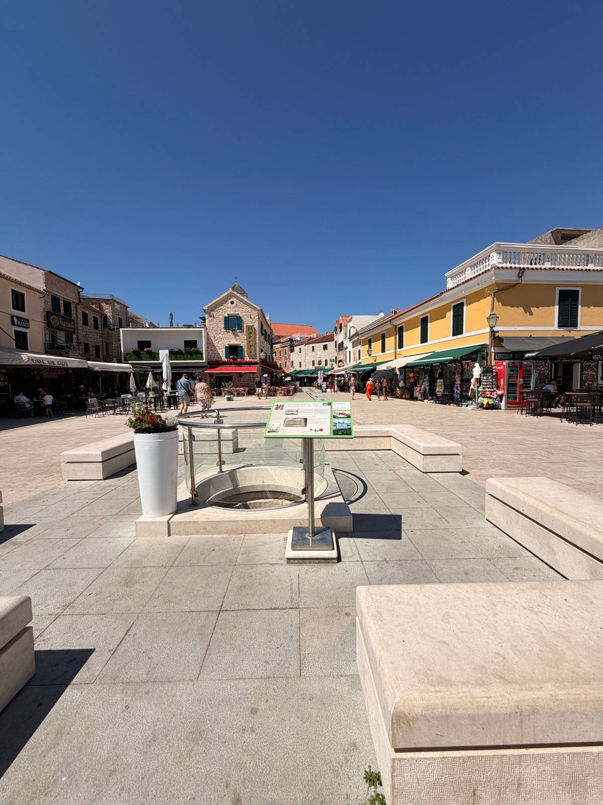 Platz im Zentrum von Vodice, im Boden die verglaste alte Zisterne