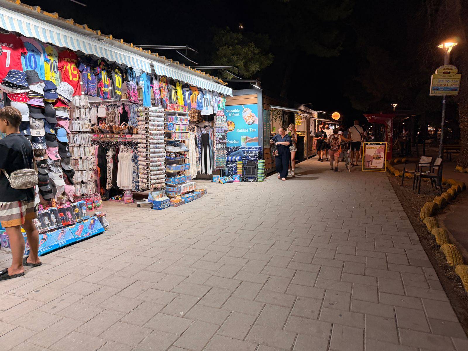 Staende an der Promenade von Vodice am Abend, Kleidung, Spielzeug und Getraenke