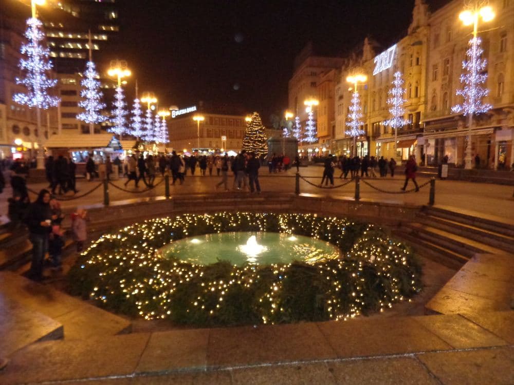 Adventsbeleuchtung am Manduševac-Brunnen in Zagreb