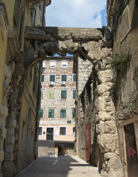 Old Gateway Roman Arch