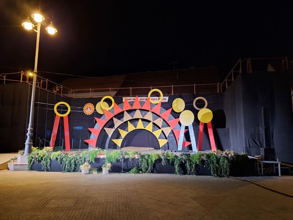 Die Hauptbühne der Vinkovačke jeseni mit dem Sonnenmotiv des Festes