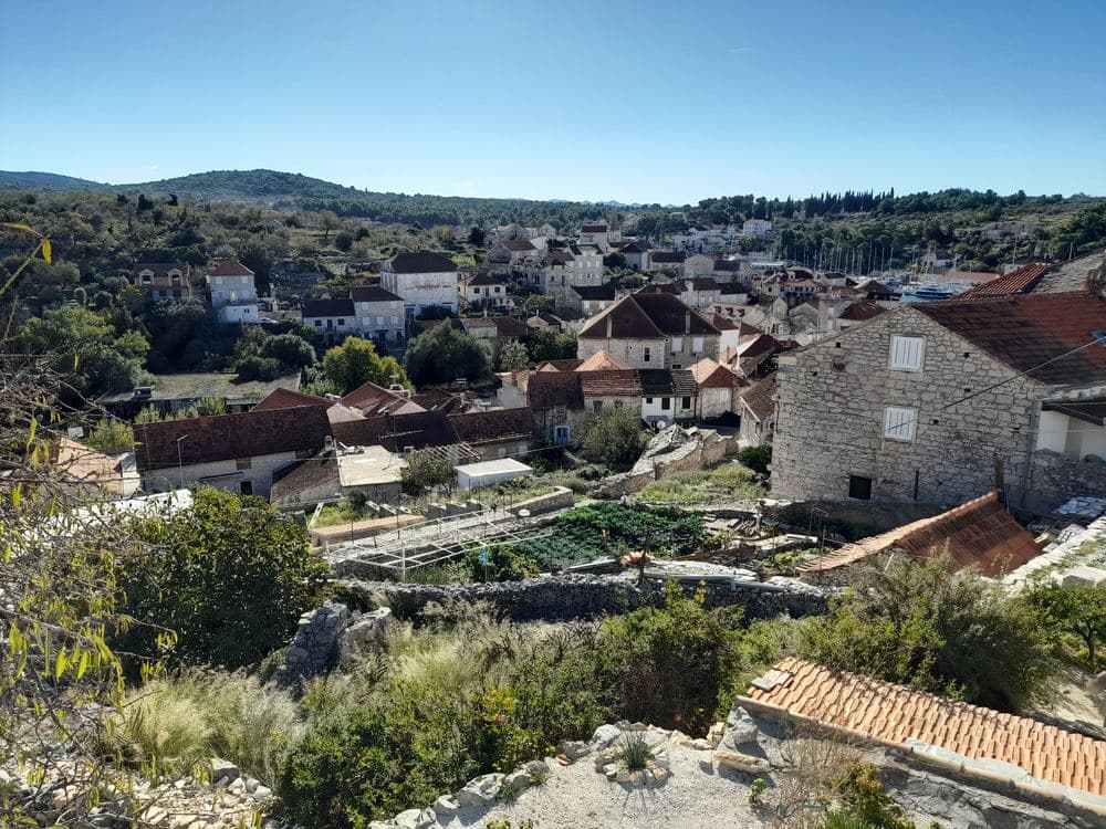 Brač fire, status 13 September 2026: the night the bura drove the flames to Milna, 200 people evacuated by sea, and two new fires