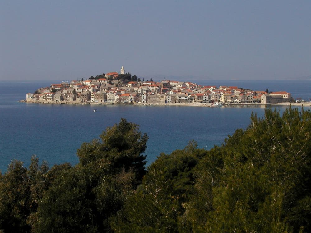Primošten: what to see, from the walled old town on its islet and St George on top to Raduča beach under the pines, the stone honeycomb of the Babić vineyards and the Loreto lookout