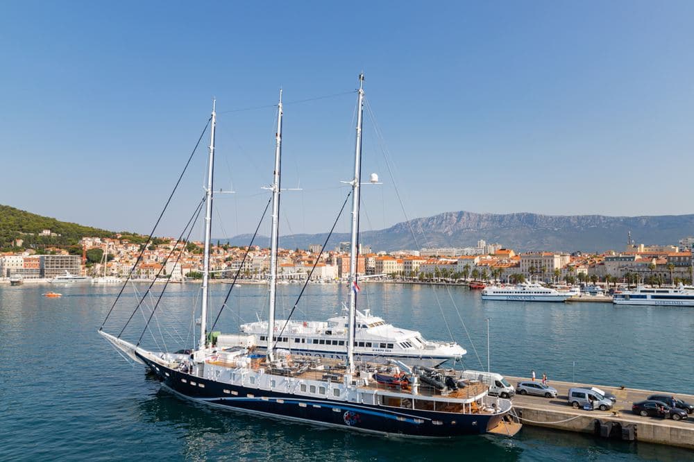 Split to Dubrovnik in 2026: catamaran, bus, car over the Pelješac bridge or flight, with times, prices and which one to choose