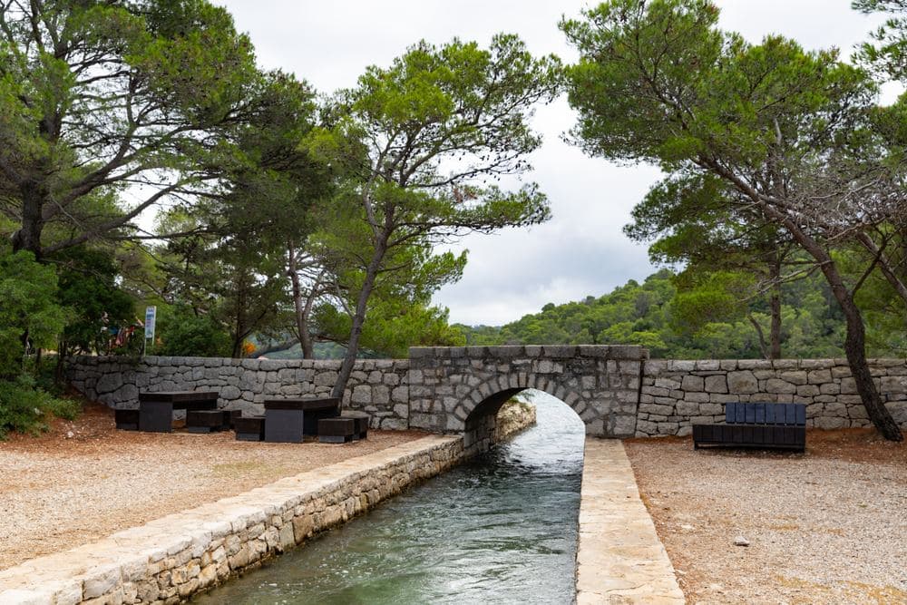 Kanal zwischen Veliko jezero und Malo jezero im Nationalpark Mljet