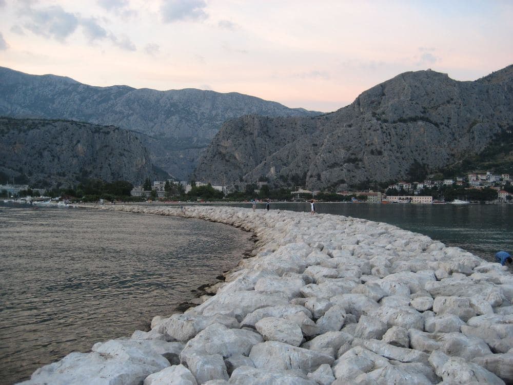 Plaża miejska w Omišu (Velika plaža)