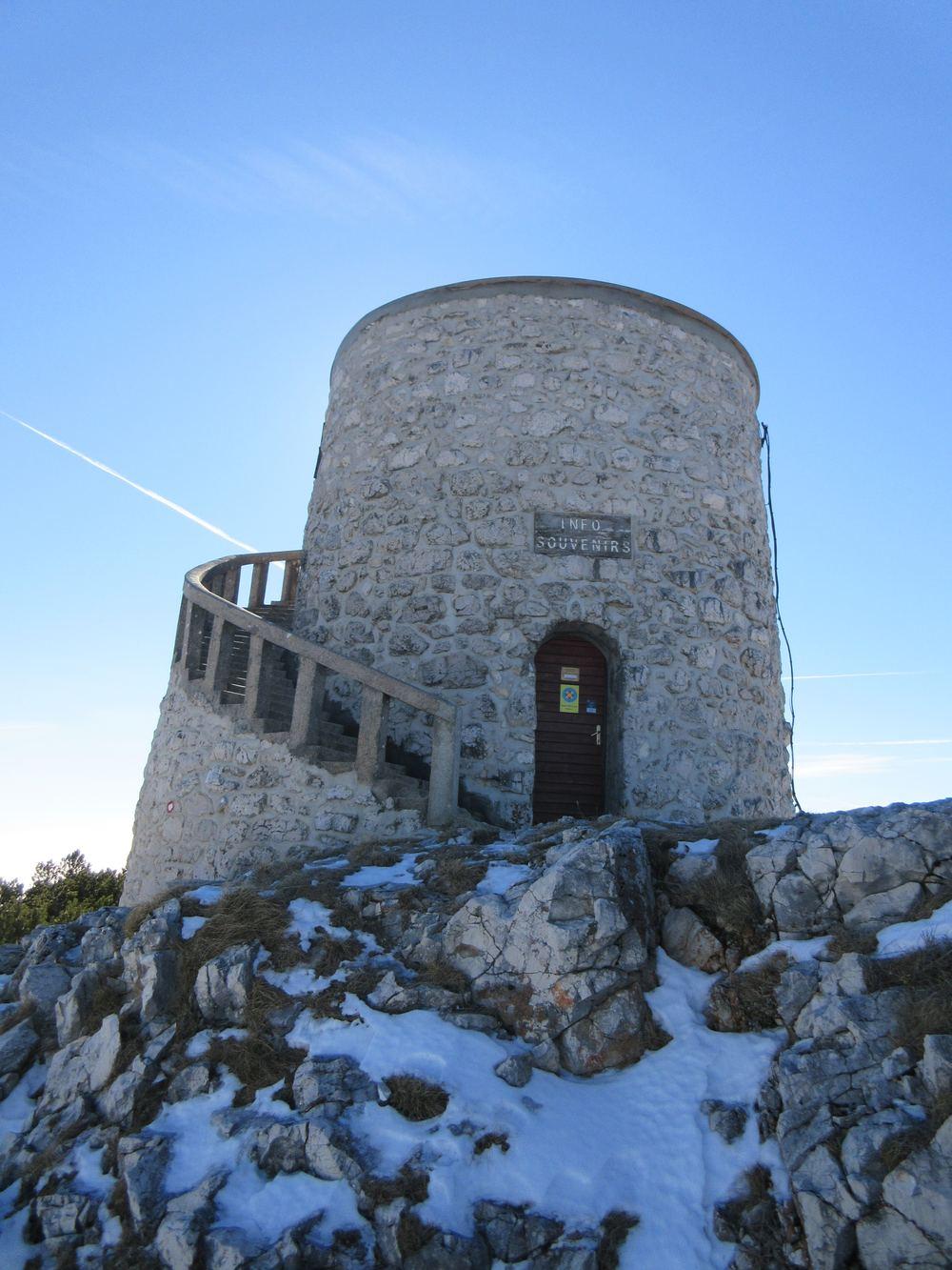 Der Steinturm auf dem Vojak, dem höchsten Gipfel der Učka