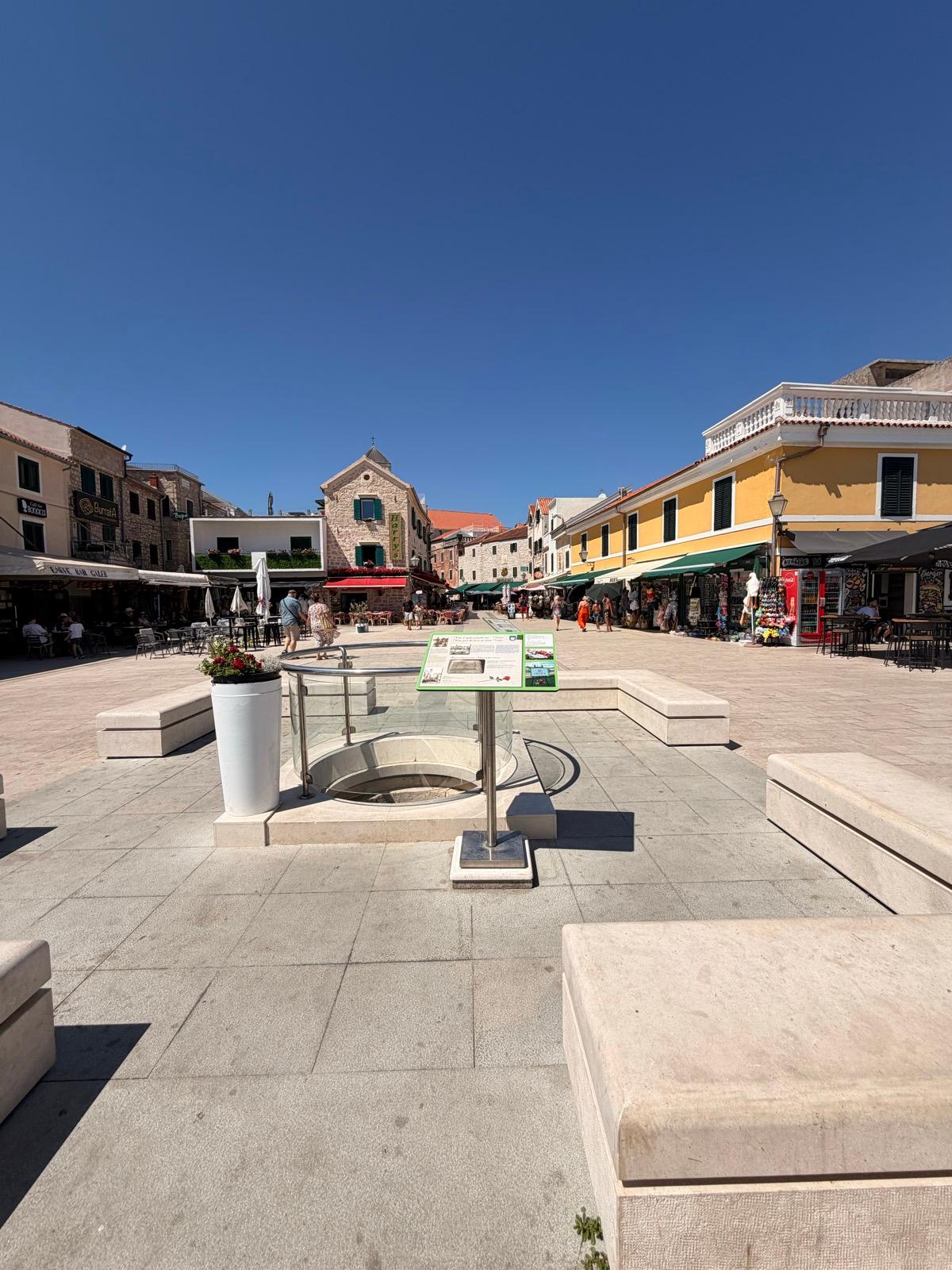Platz im Zentrum von Vodice, im Boden die verglaste alte Zisterne