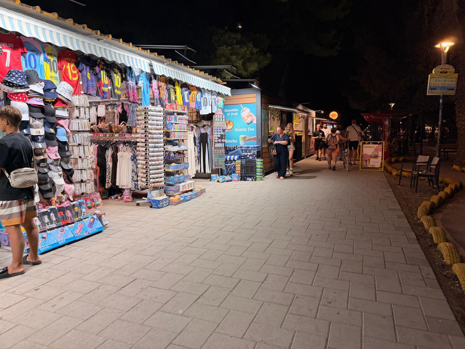Staende an der Promenade von Vodice am Abend, Kleidung, Spielzeug und Getraenke