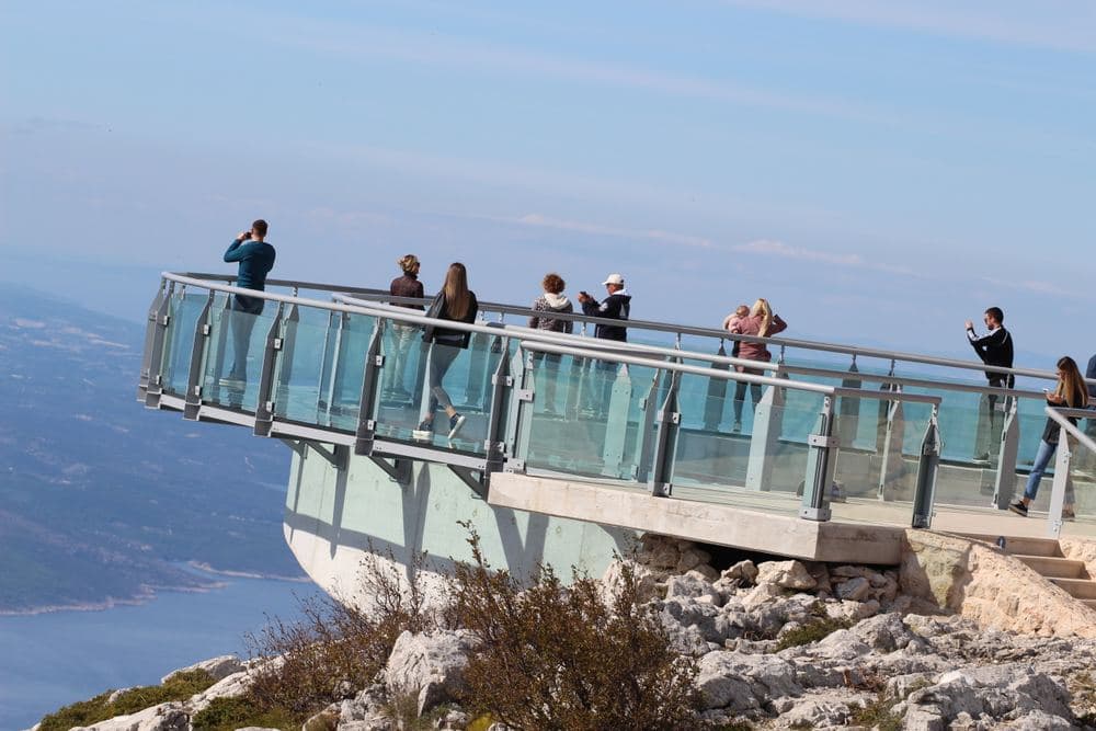 Die gläserne Aussichtsplattform Skywalk Biokovo über der Kante