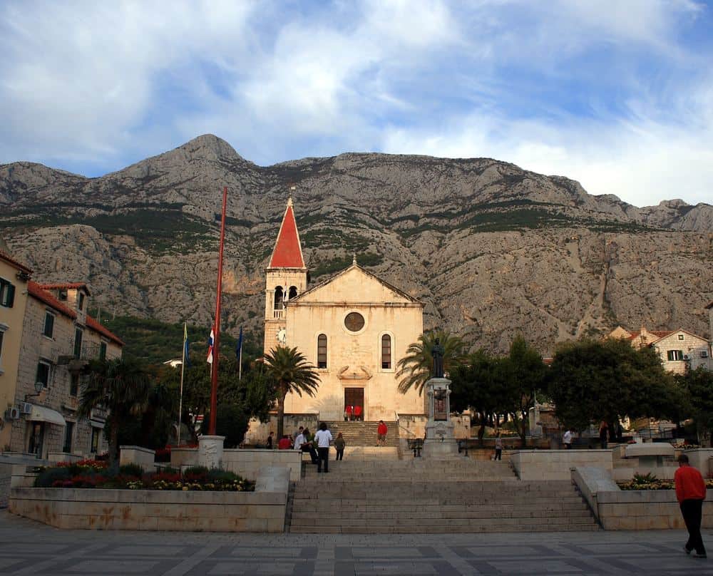 Makarska Sehenswürdigkeiten: Biokovo oben, zwei Halbinseln unten