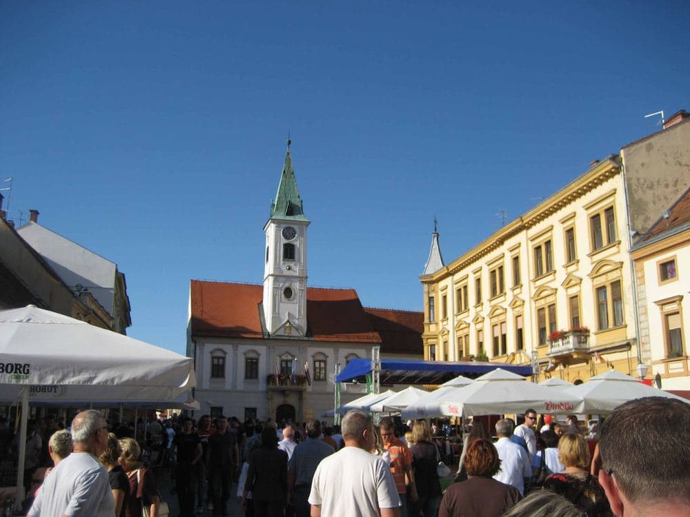Menschenmenge in der Altstadt von Varaždin waehrend des Špancirfests