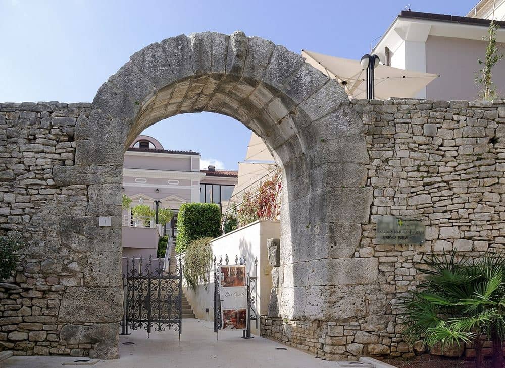 Što vidjeti u Puli: Rim u razini ulice, Austrija na brežuljcima
