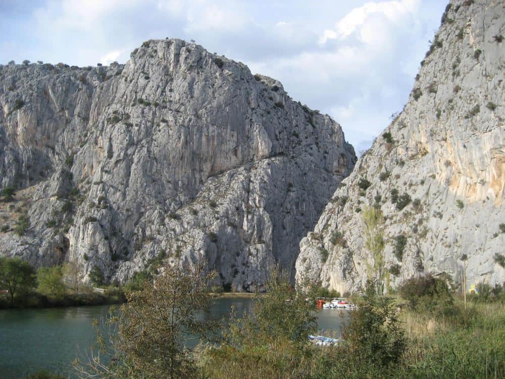 Što vidjeti u Omišu: između stijena i Cetine