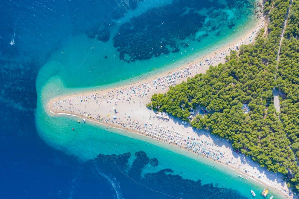 Wyspa Brač w 2026 roku: kompletny przewodnik po Bolu i Zlatni Rat, promie ze Splitu, Vidova Gora, pustelni Blaca, kamiennych wioskach, plażach, jedzeniu i noclegach