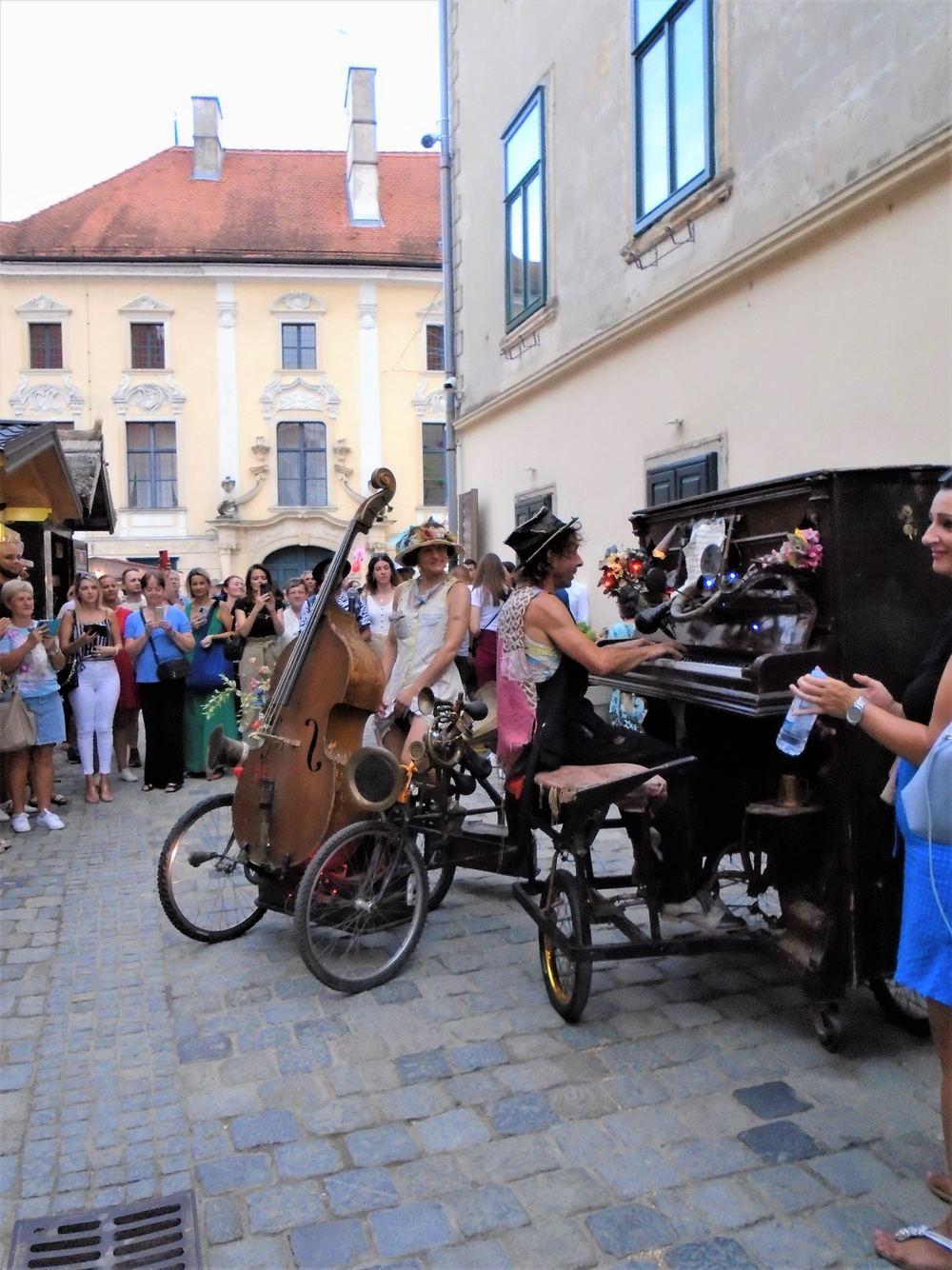 Strassenmusiker mit Kontrabass und Keyboard beim Špancirfest