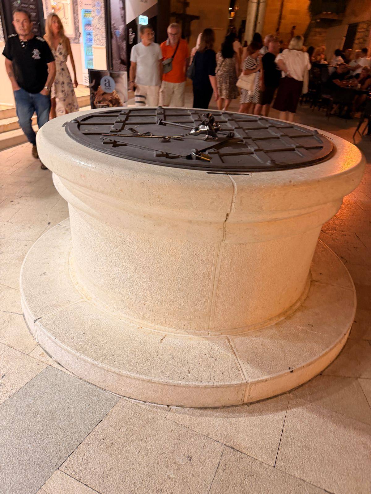 Der Wunschbrunnen von Vodice bei Nacht, angestrahlt vor der abendlichen Gasse