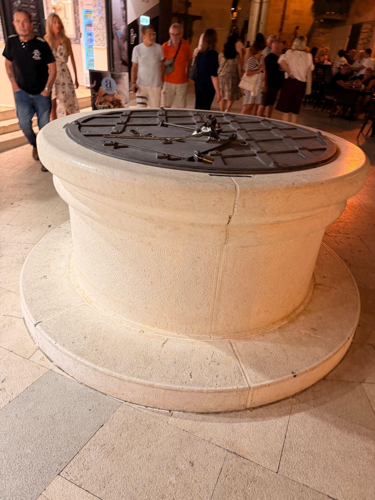 Der Wunschbrunnen von Vodice bei Nacht, angestrahlt vor der abendlichen Gasse