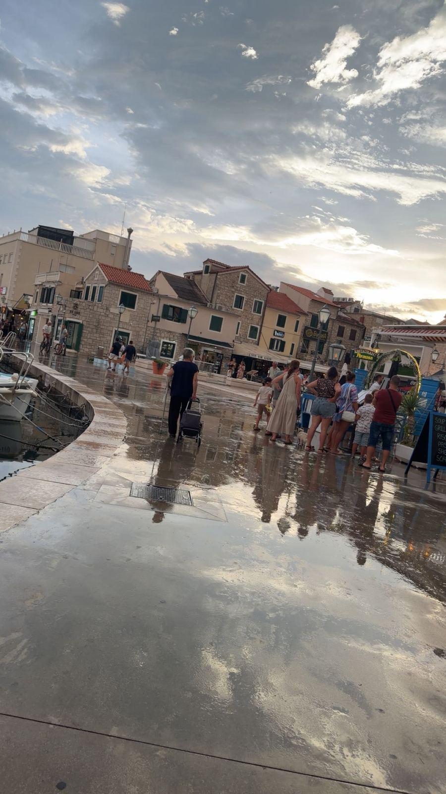 Die Riva von Vodice nach einem Regenschauer, der nasse Stein spiegelt den Abendhimmel